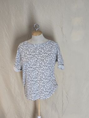 White Short-Sleeve Cat Patterned Crewneck Tee